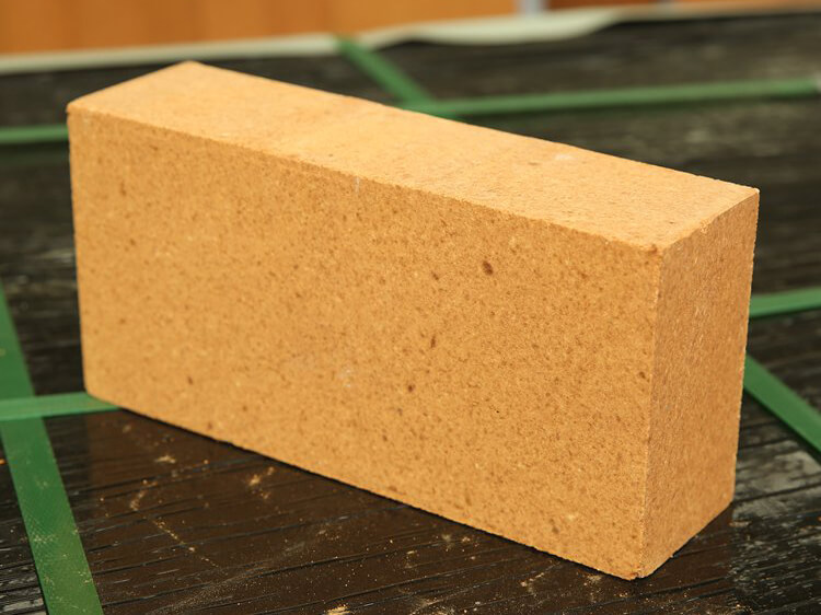 Main Differences Between Silica Molybdenum Bricks and Magnesia-alumina Spinel Bricks